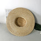 Chapeau de paille sur fond neutre, bords larges