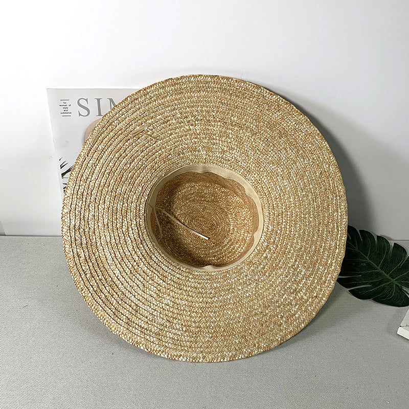Chapeau de paille sur fond neutre, bords larges