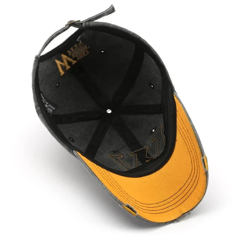 Détail de la broderie 'W' effet vieilli sur la casquette