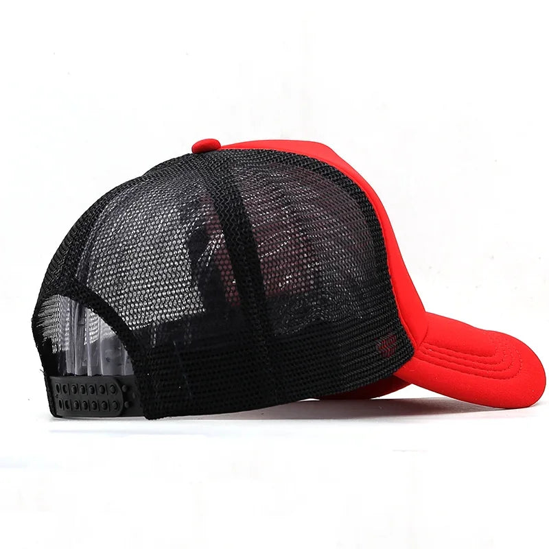 Casquette blanche avec visière incurvée et design moderne