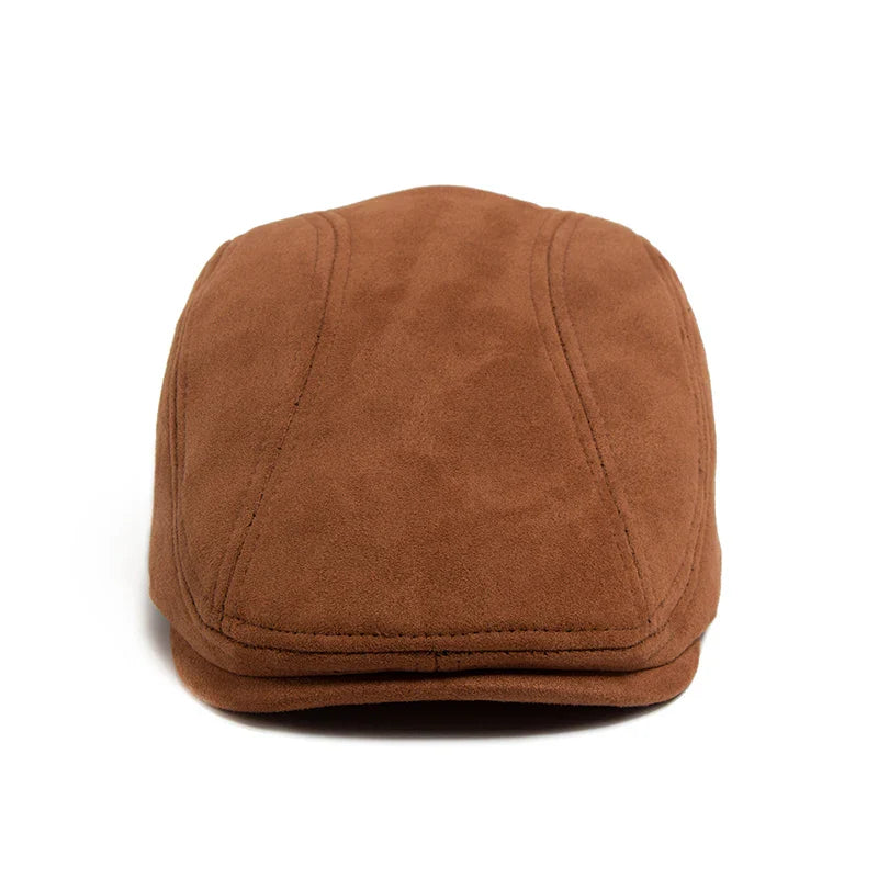 Béret en daim posé sur une surface en bois clair