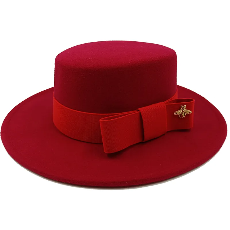 Chapeau beige avec un nœud, en gros plan