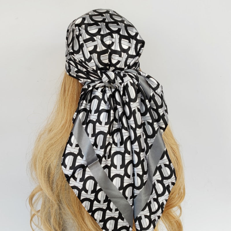 Foulard noué sur mannequin, élégant et géométrique