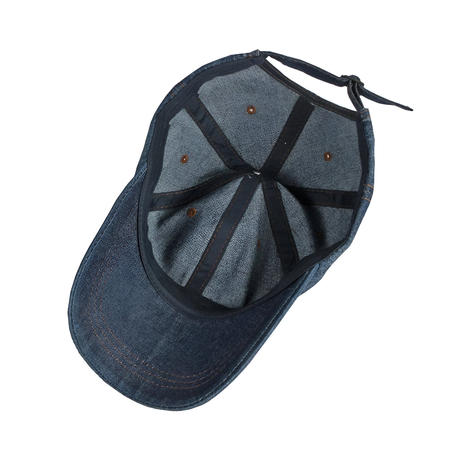 Homme ajustant sa casquette denim devant un miroir