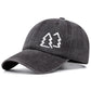 Vue de profil de la casquette, soulignant la broderie détaillée