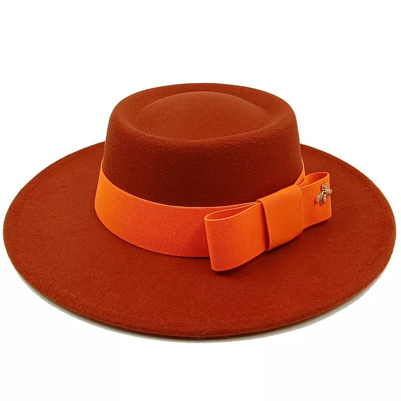 Chapeau beige en coton, vu de trois quarts