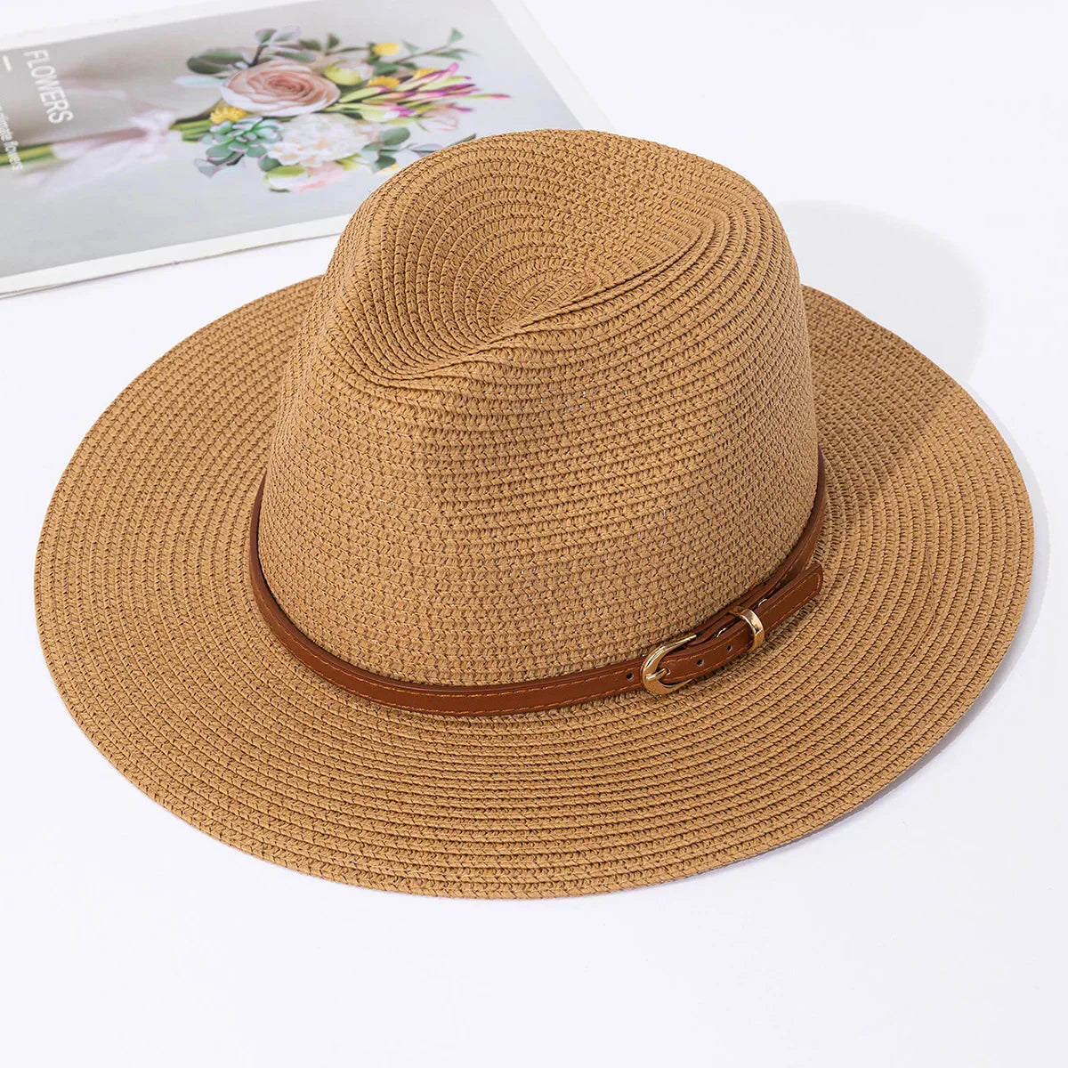 Homme élégant portant un chapeau Panama lors d'une promenade