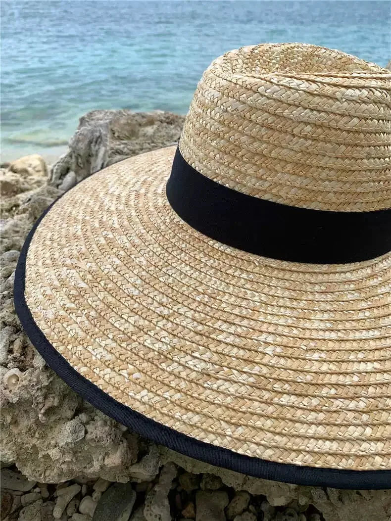 Gros plan sur le bord large du chapeau