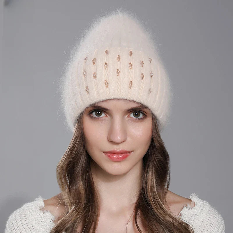 Bonnet en maille torsadée avec perles délicates