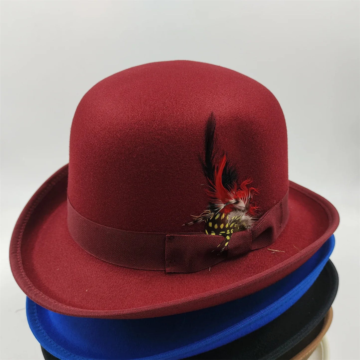 Gros plan sur le bord d'un chapeau melon élégant