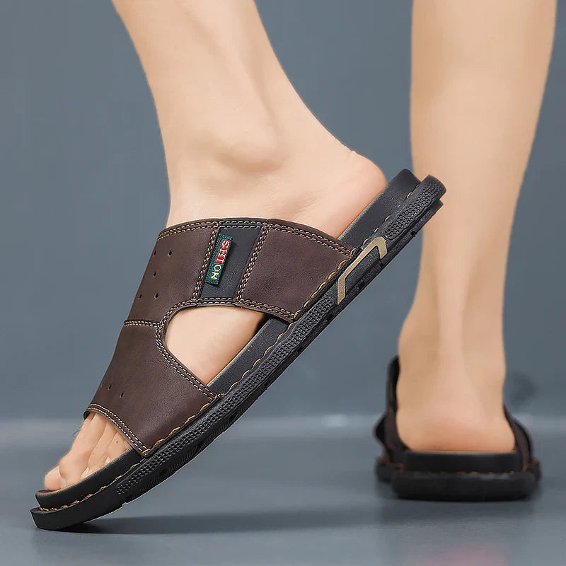Vue latérale de sandales ouvertes en microfibre respirante