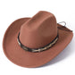 Vue latérale d'un chapeau cowboy marron sur fond clair