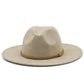 Vue latérale d'un Fedora marron avec large bord