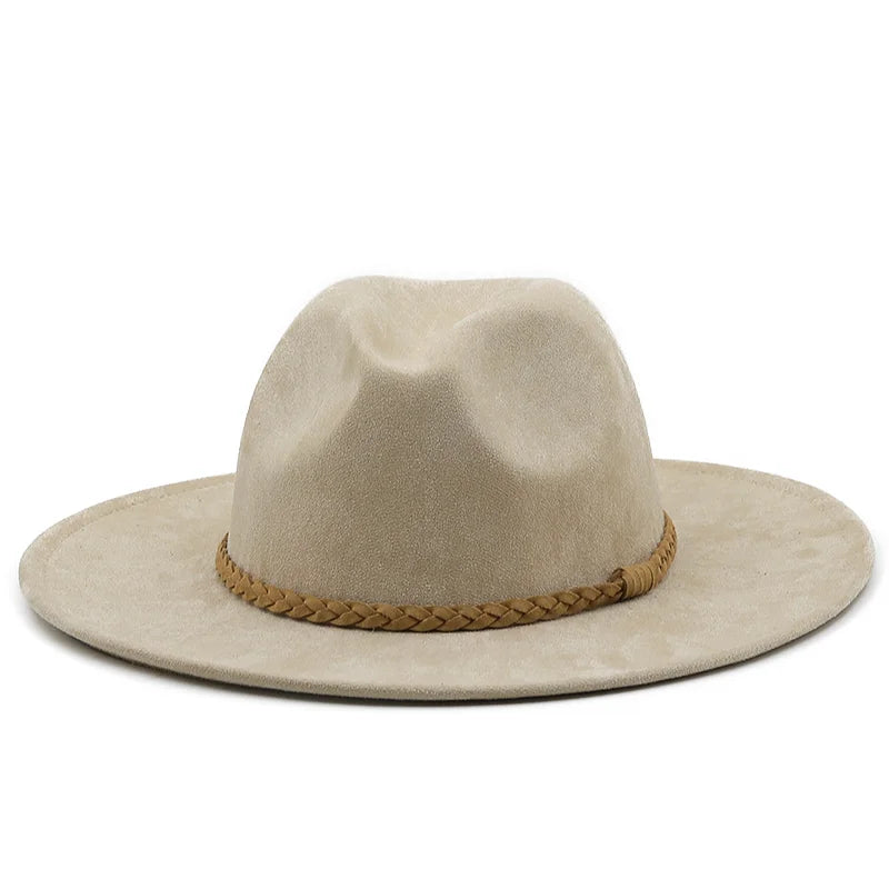 Vue latérale d'un Fedora marron avec large bord