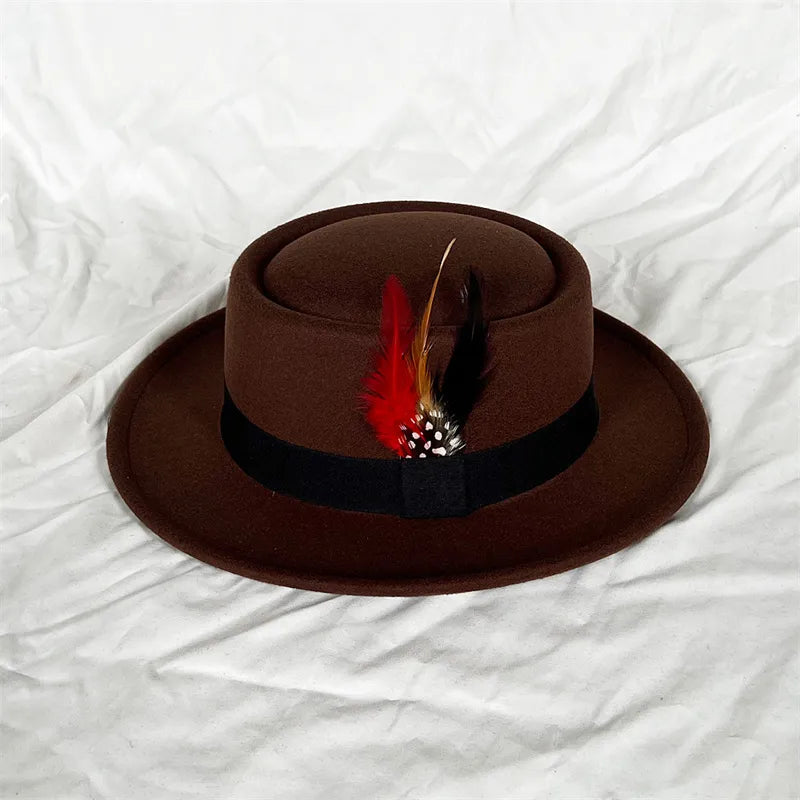 Chapeau Fedora avec bande noire, vue de côté