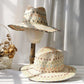 Vue rapprochée des broderies colorées sur le chapeau