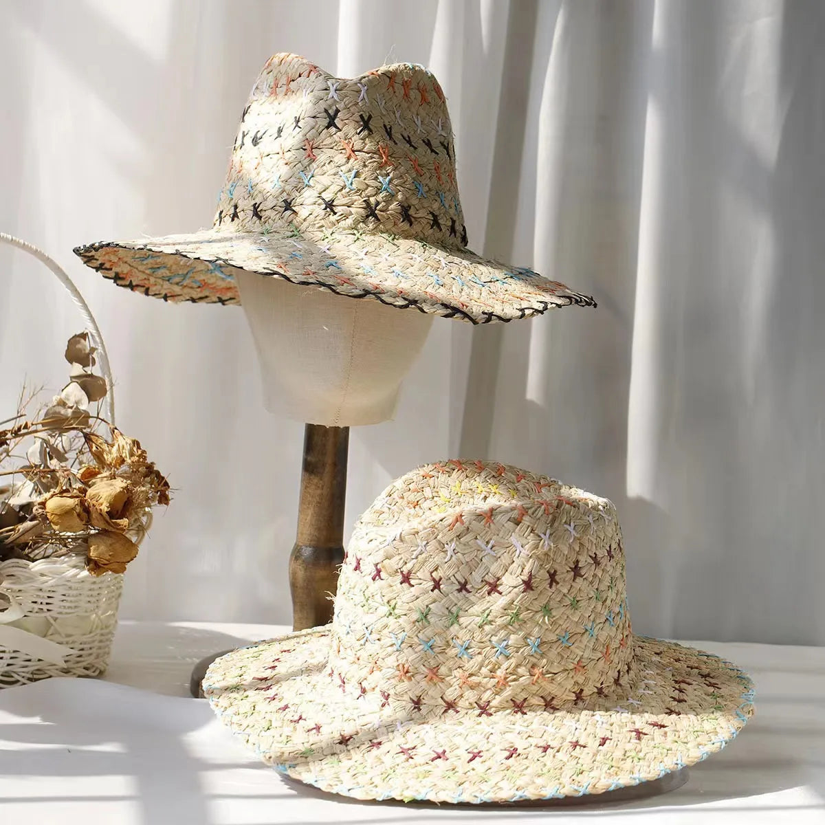 Vue rapprochée des broderies colorées sur le chapeau