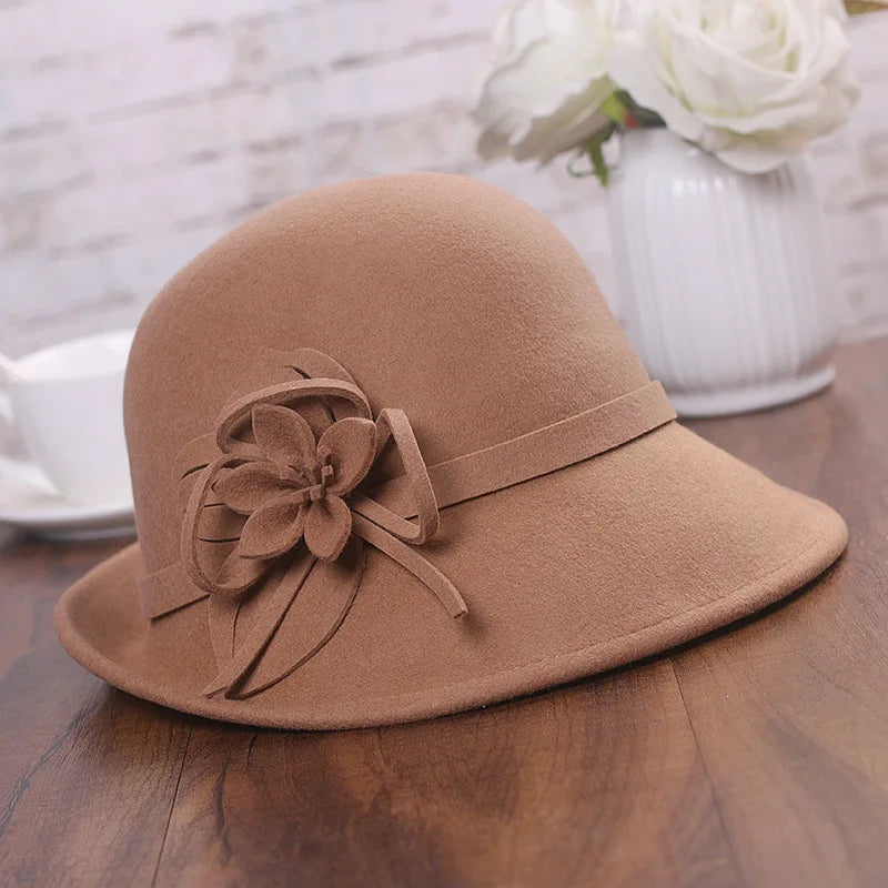 Chapeau cloche violet avec texture en relief