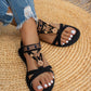 Gros plan sur les motifs floraux artisanaux des sandales