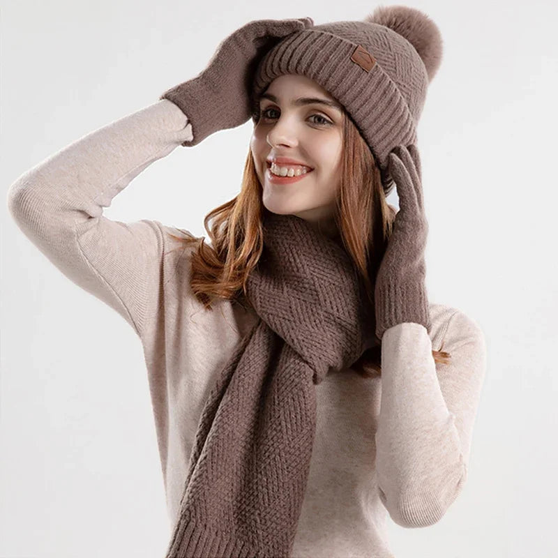 Bonnet à pompon en maille torsadée sur fond neutre