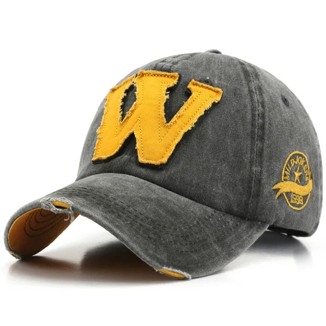Casquette ajustable montrée de profil sur un mannequin