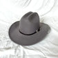 Chapeau cowboy posé sur un rocher, entouré de végétation