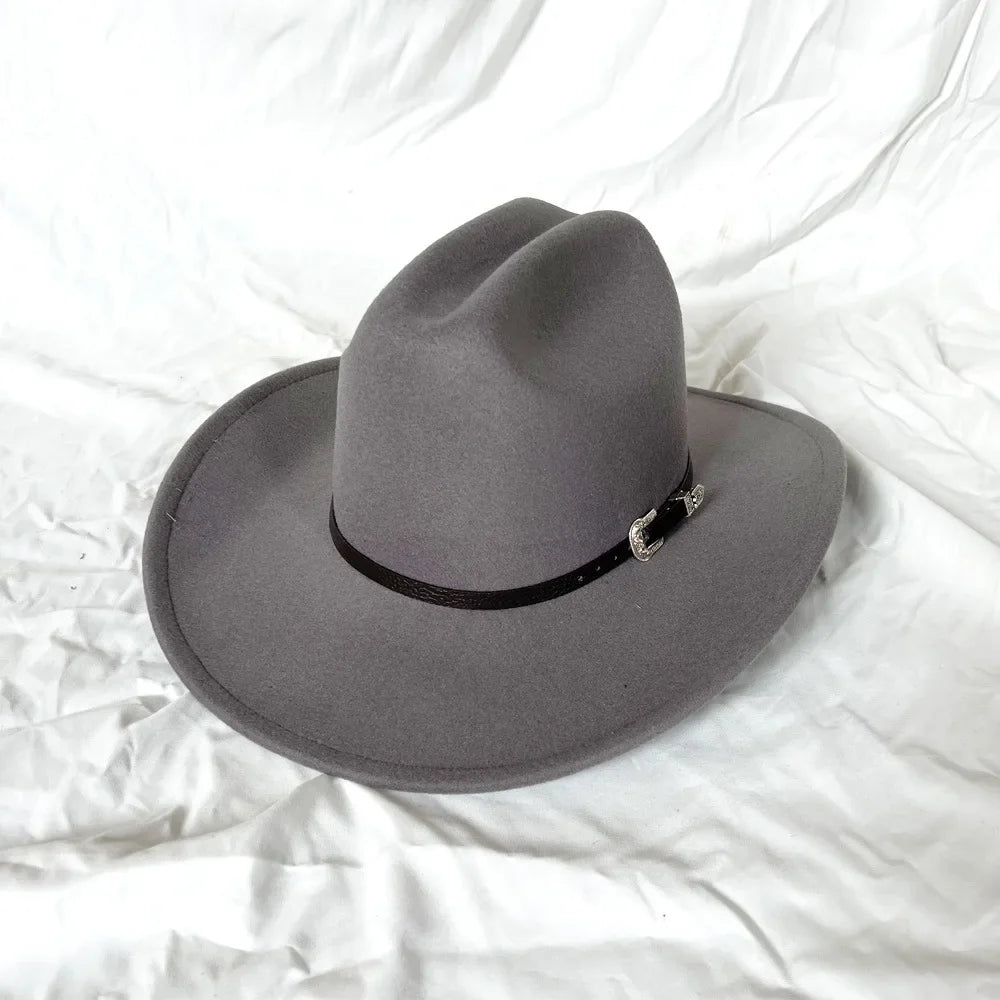 Chapeau cowboy posé sur un rocher, entouré de végétation
