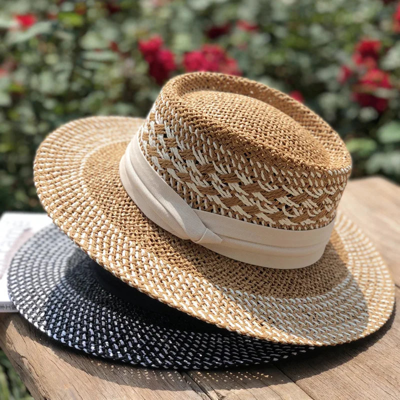 Vue de côté du chapeau de paille tressé, ruban noir