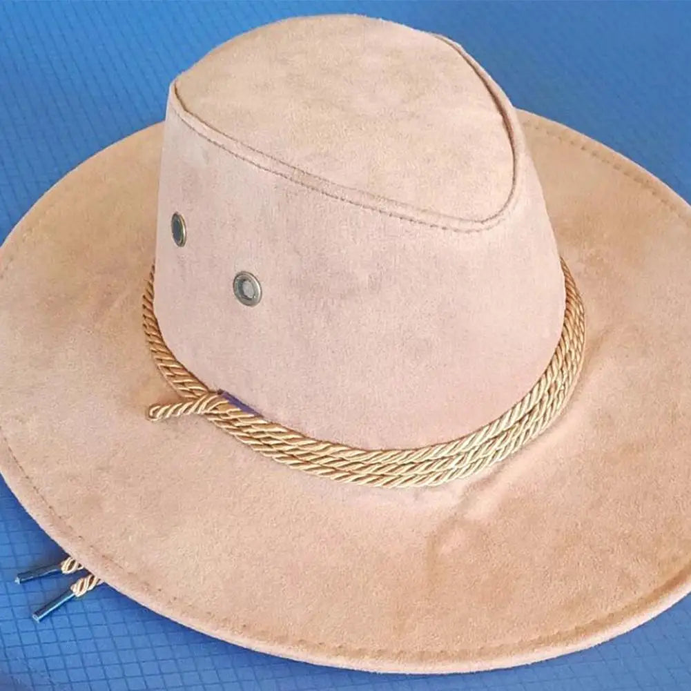 Vue de côté d'un chapeau cowboy en cuir robuste