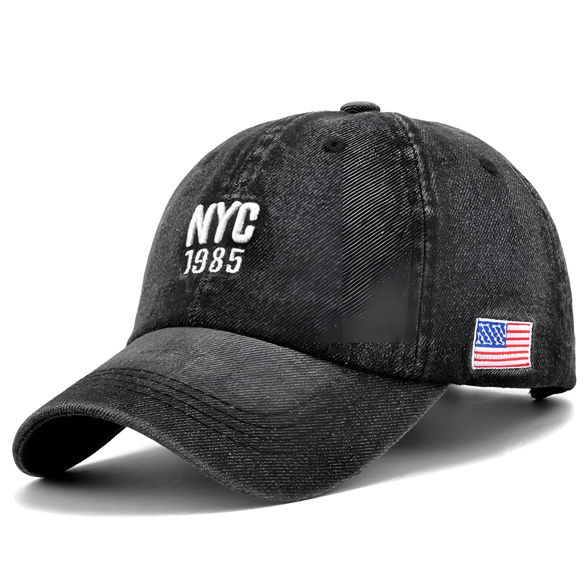 Vue latérale d'une casquette en denim, broderies visibles
