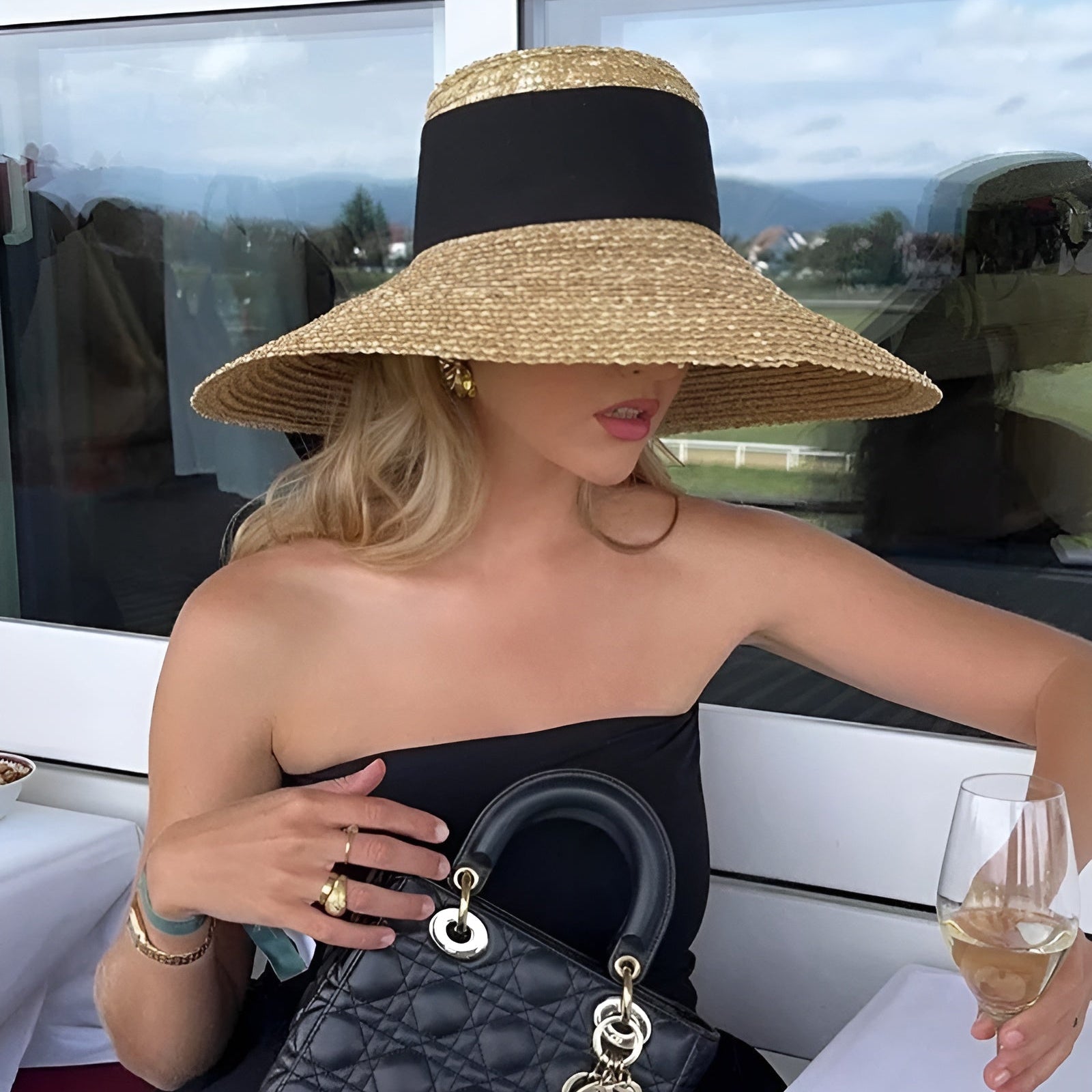 Chapeau de paille avec calotte haute sur fond blanc
