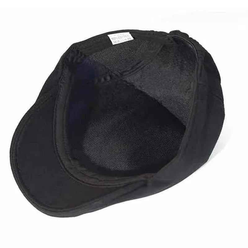 Homme portant un béret gris, ambiance citadine