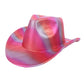 Femme portant un chapeau cowboy dans un champ