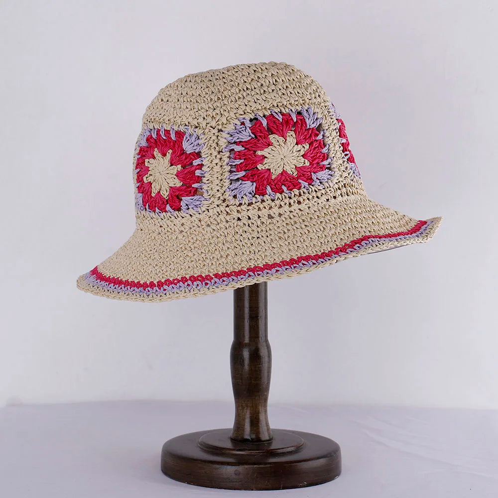 Chapeau de paille sur une chaise en osier