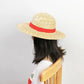 Gros plan sur le tressage fin du chapeau de paille