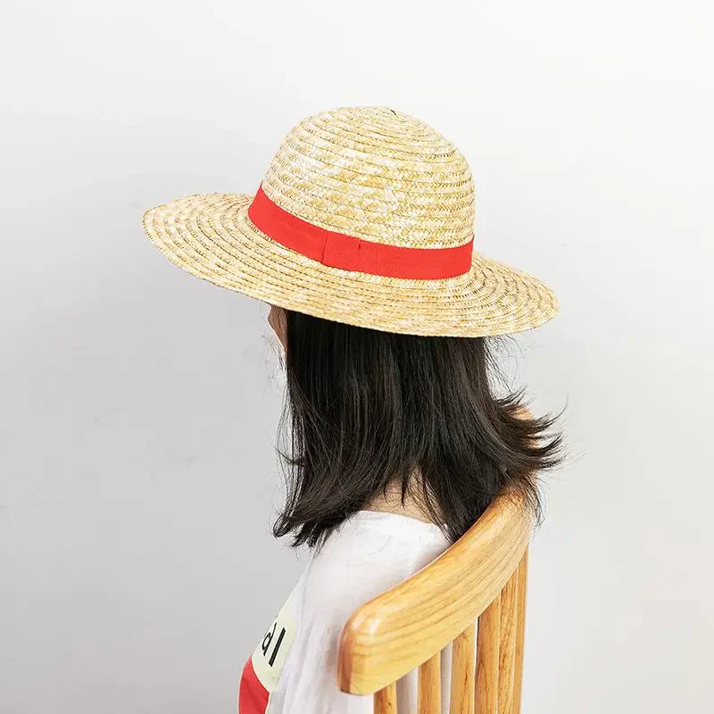 Gros plan sur le tressage fin du chapeau de paille