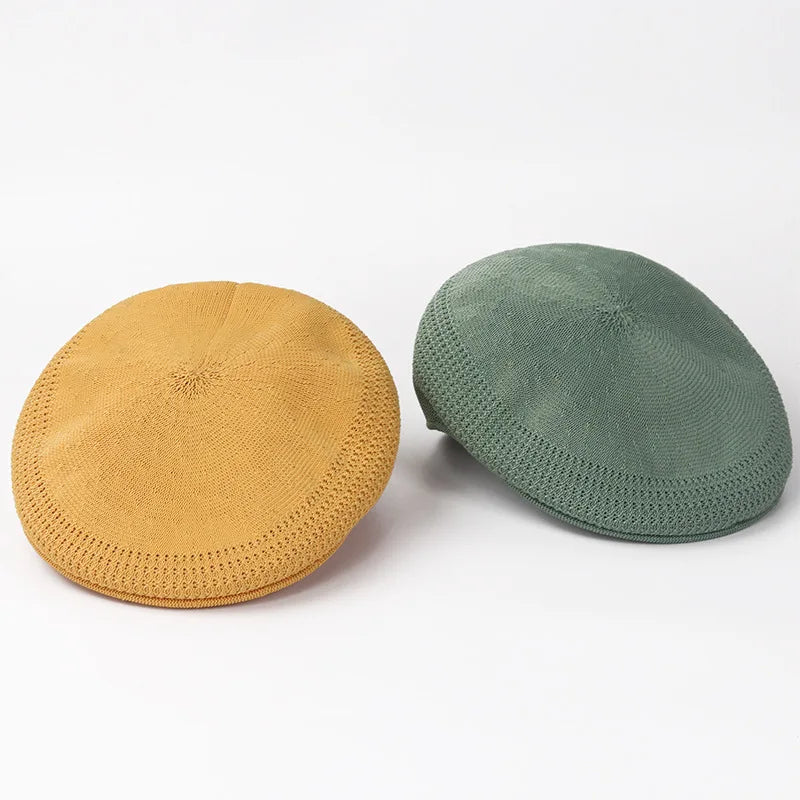 Béret en polyester posé sur une surface en bois clair