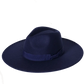 Chapeau coloré sur fond neutre, mettant en valeur les détails
