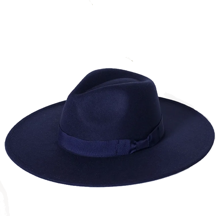 Chapeau coloré sur fond neutre, mettant en valeur les détails