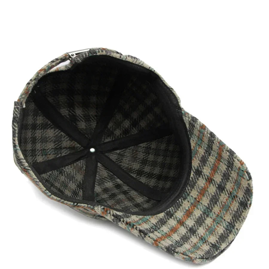 Vue de côté d'une casquette avec motif à carreaux