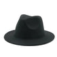Chapeau Fedora posé sur une table en bois