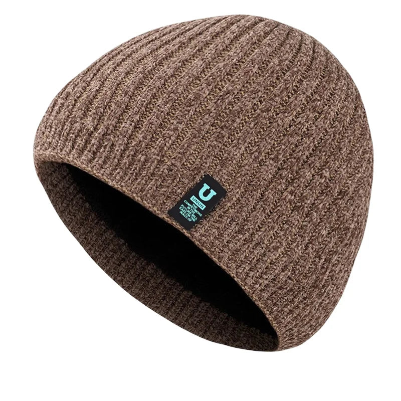 Bonnet en tricot noir sur fond blanc