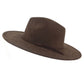 Chapeau en suède marron avec large bord sur fond blanc