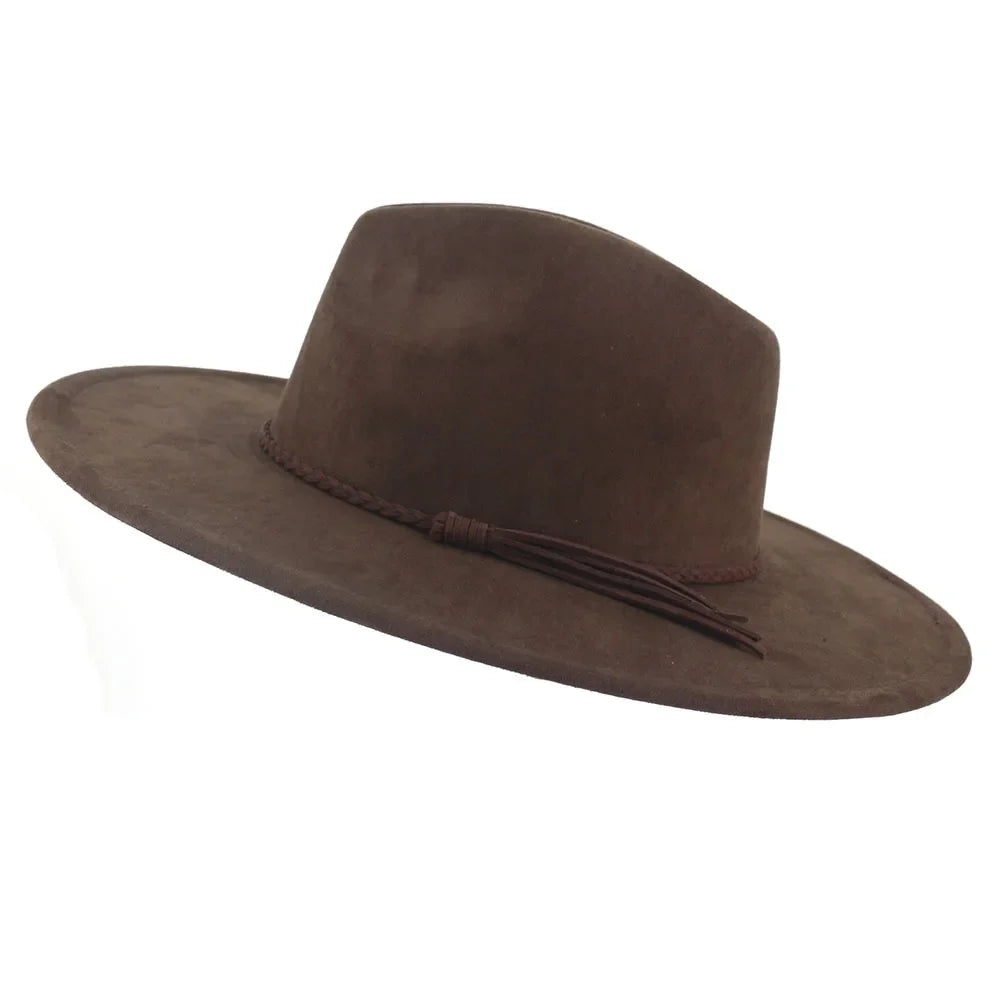 Chapeau en suède marron avec large bord sur fond blanc