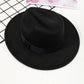 Collection de chapeaux Fedoras sur présentoir en bois