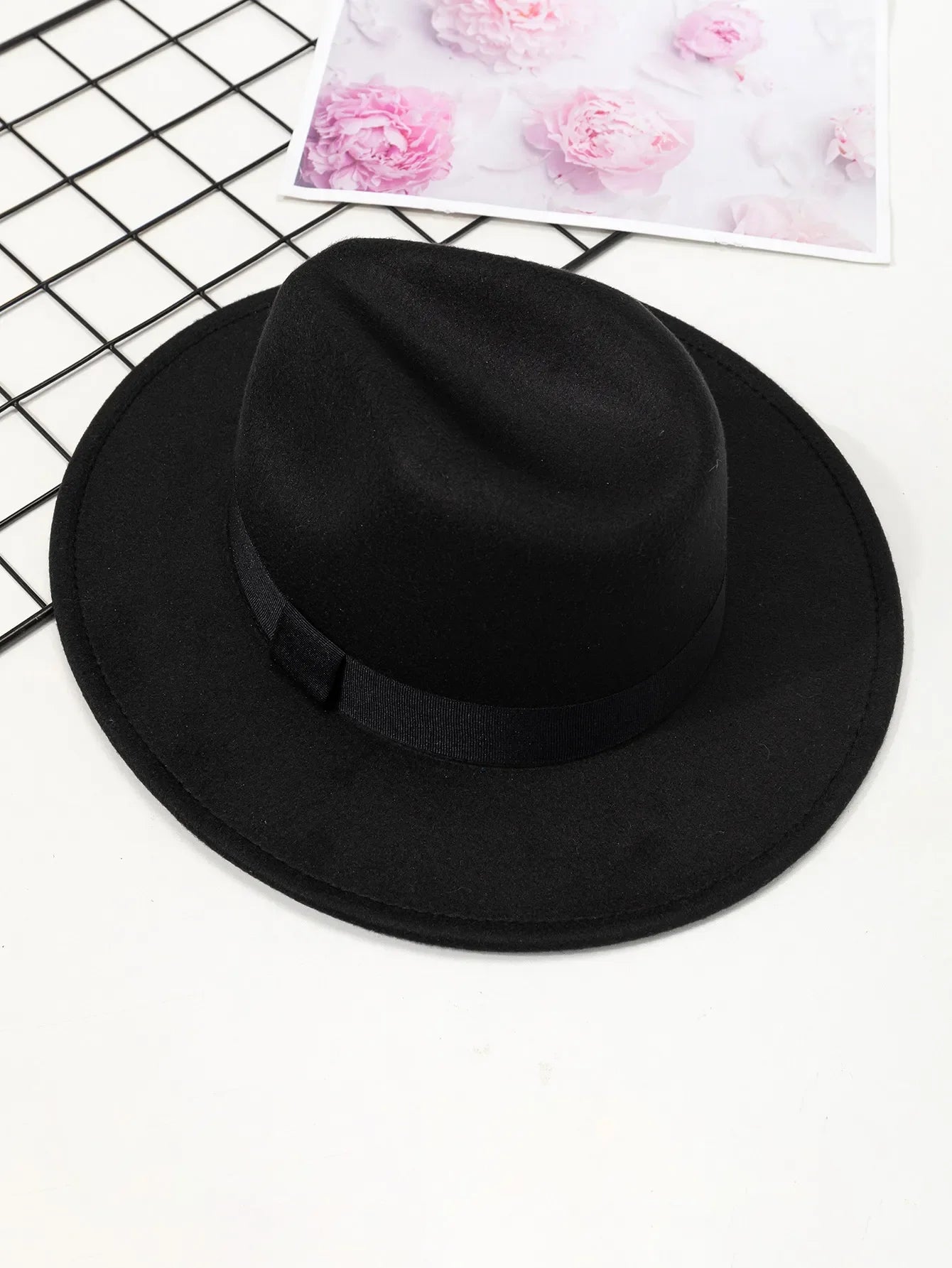 Collection de chapeaux Fedoras sur présentoir en bois