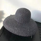 Détail du tressage serré du chapeau de paille