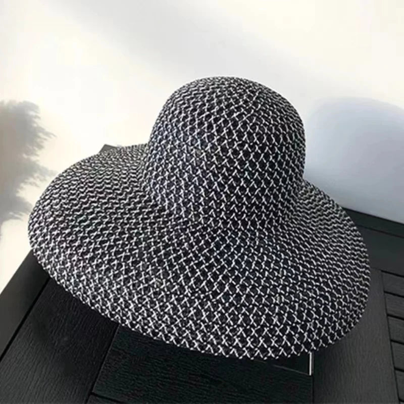 Détail du tressage serré du chapeau de paille