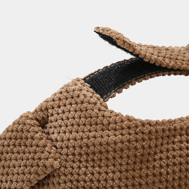Bonnet marron en tricot épais, vue de côté