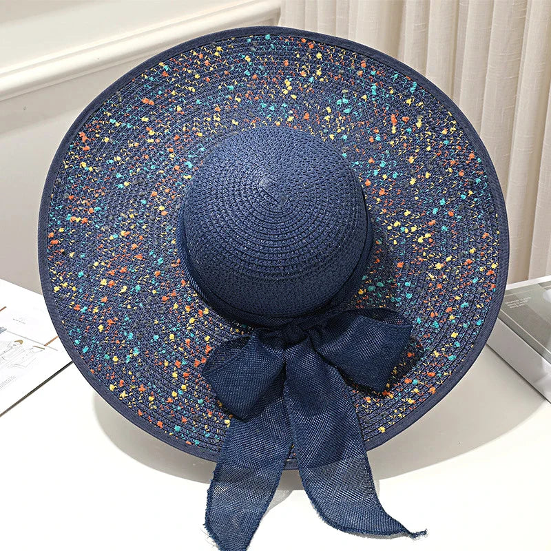 Chapeau de paille avec bord large, posé sur un rocher